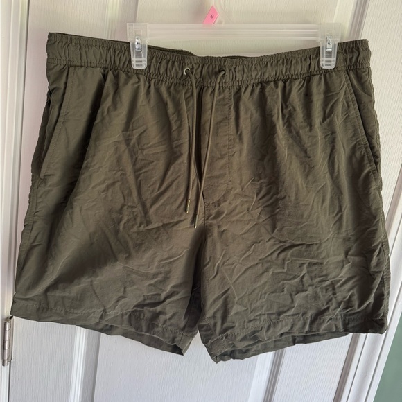 American Eagle Outfitters Other - American eagle olive green shorts men’s size XL